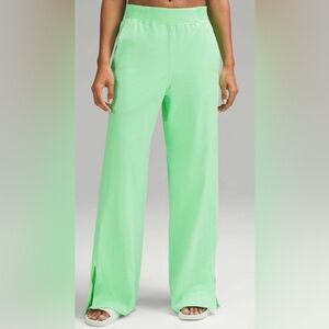 Lululemon Stretch Woven Wide-Leg High-Rise Pant
Pistachio Size XL